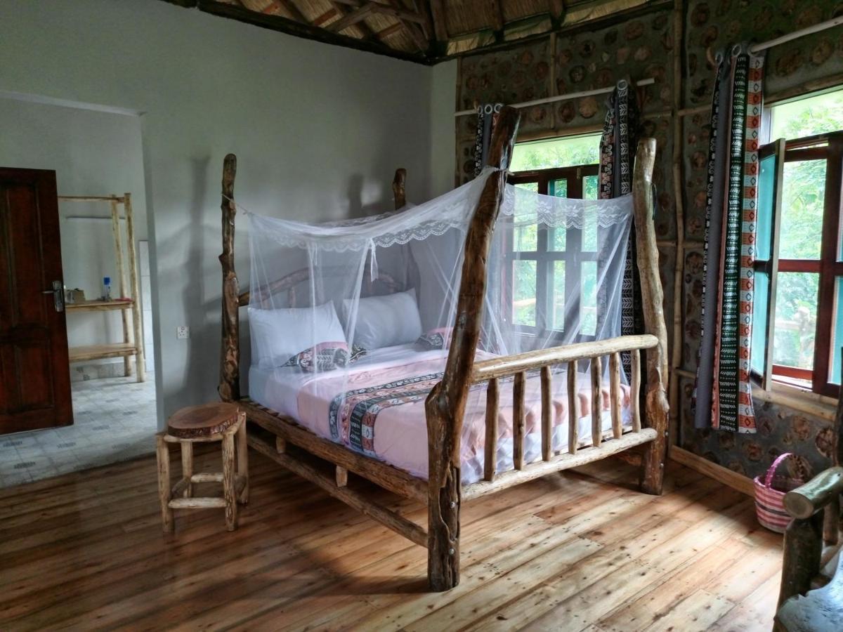 Chimpanzee Capital Safari Lodge Bigodi Eksteriør billede