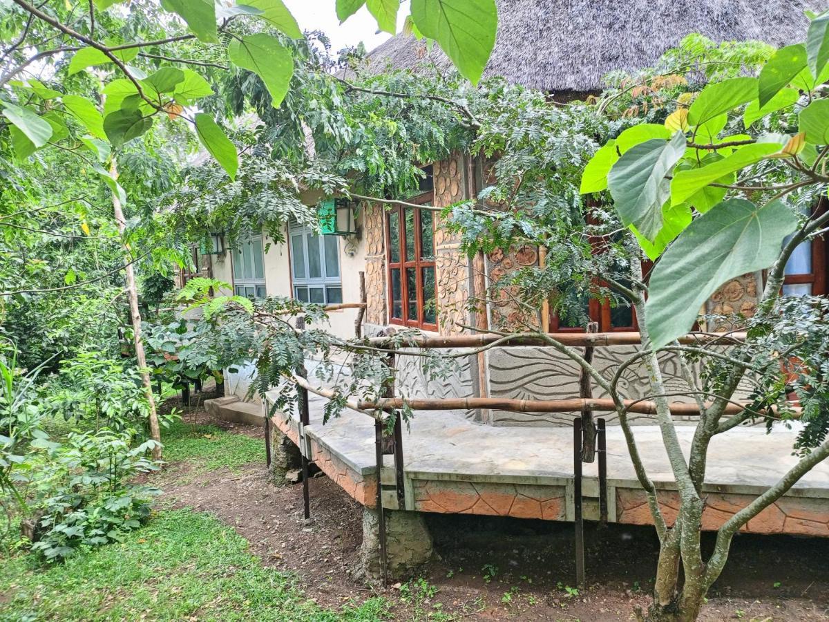 Chimpanzee Capital Safari Lodge Bigodi Eksteriør billede